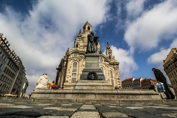 Est-il possible de louer une maison de vacances en Provence avec des ateliers de cuisine et des balades en calèche?